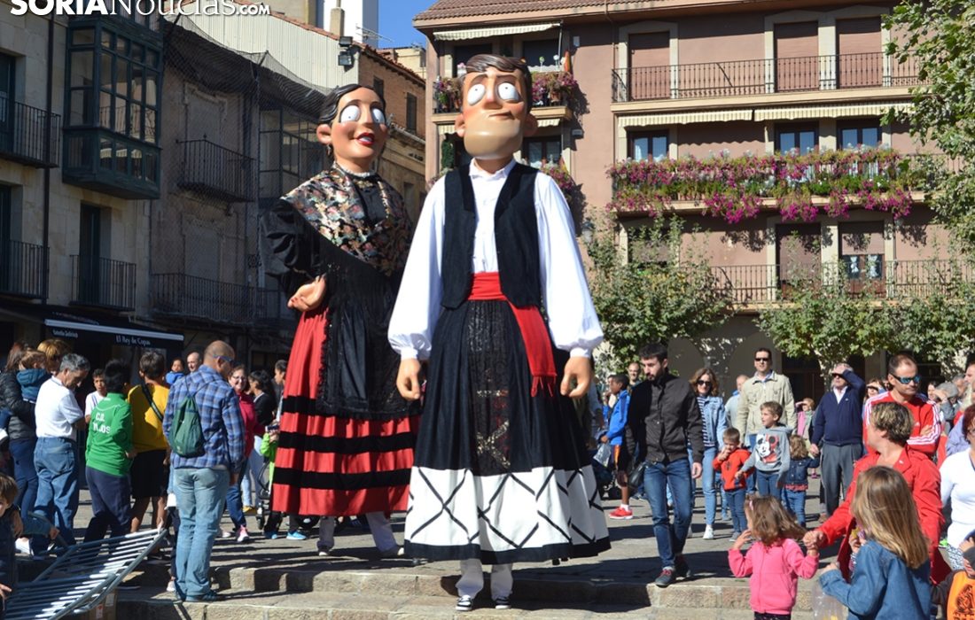 Tursoria. Comparsa gigantes y cabezudos