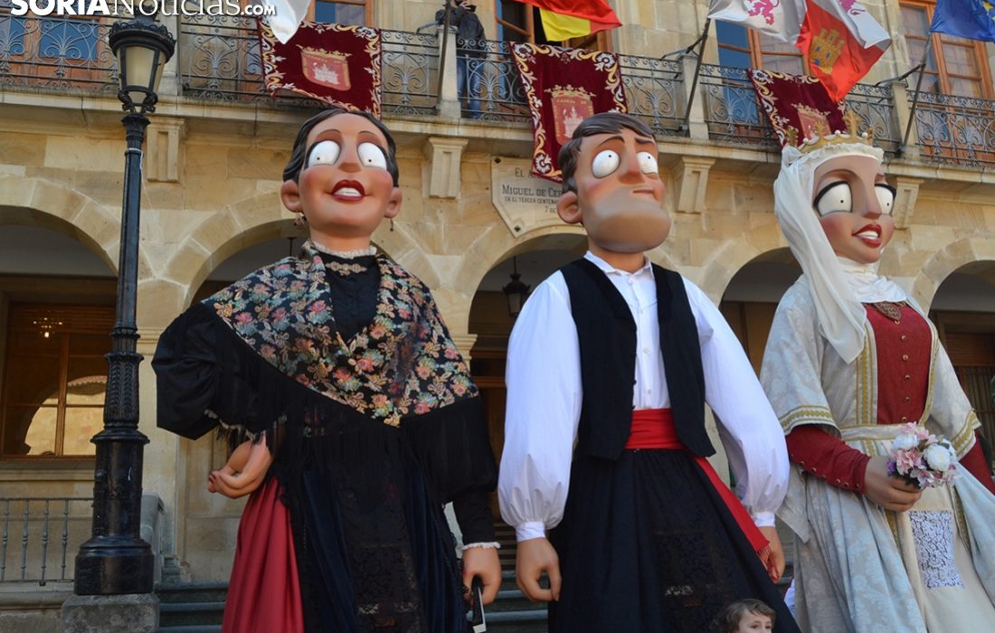 Tursoria. Comparsa gigantes y cabezudos