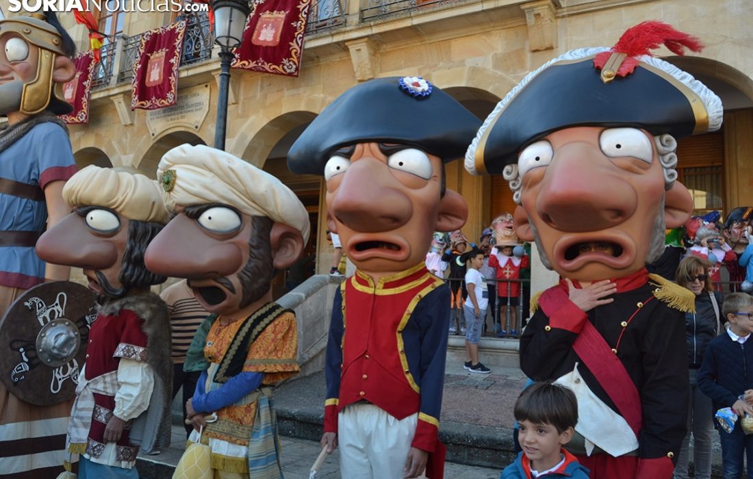 Tursoria. Comparsa gigantes y cabezudos