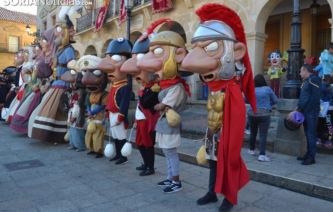 Tursoria. Comparsa gigantes y cabezudos
