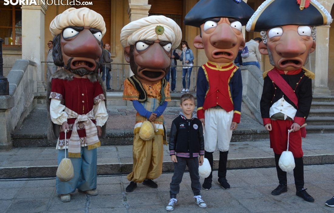 Tursoria. Comparsa gigantes y cabezudos