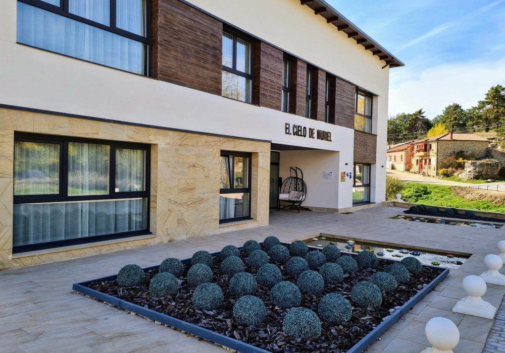 IMAGEN EXTERIOR HOTEL DESDE LA CARRETERAIMAGEN EXTERIOR NOCTURNA HOTEL cielo de muriel. Tursoria