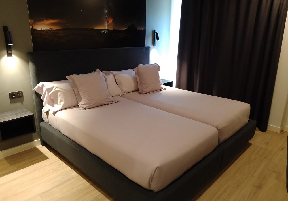 IMAGEN EXTERIOR HOTEL DESDE LA CARRETERAIMAGEN EXTERIOR NOCTURNA HOTEL cielo de muriel. Tursoria