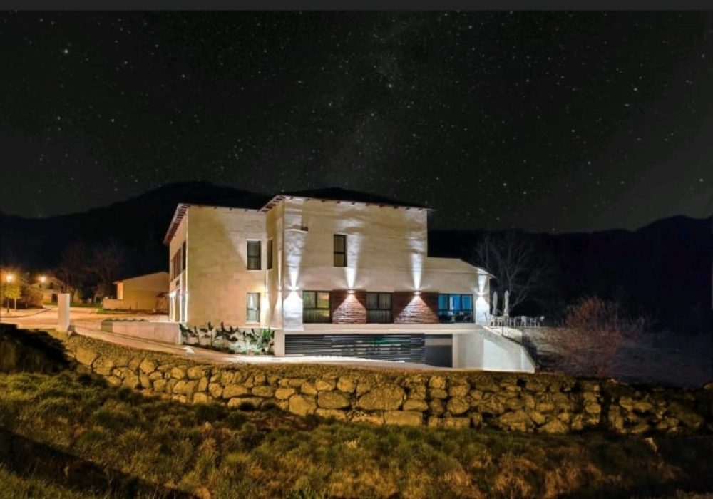 IMAGEN EXTERIOR NOCTURNA HOTEL cielo de muriel. Tursoria