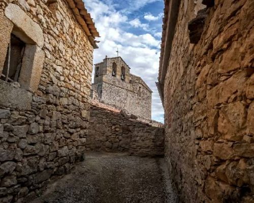 Rello-iglesia-desde-el-callejon