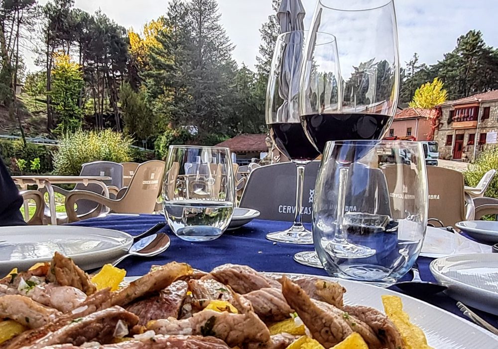 VISTA TERRAZA CON COMIDA. Tursoria