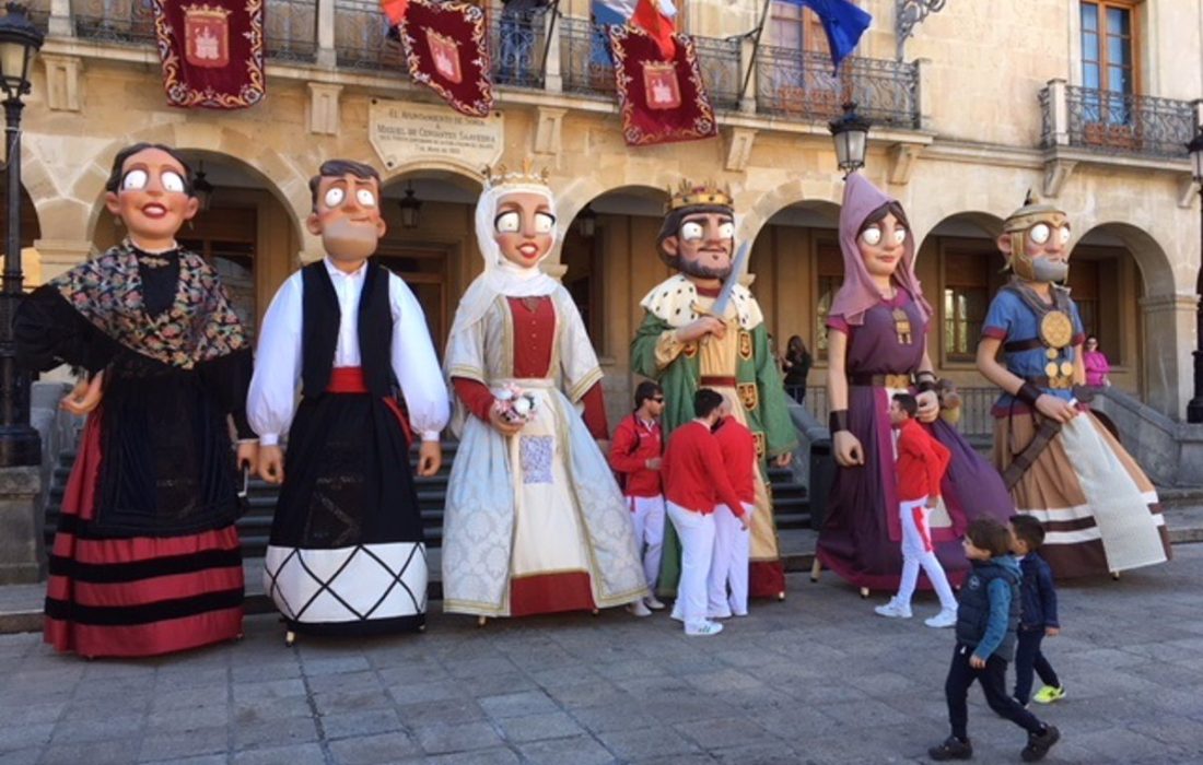 Tursoria. Comparsa gigantes y cabezudos