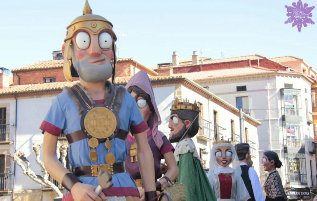 Tursoria. Comparsa gigantes y cabezudos