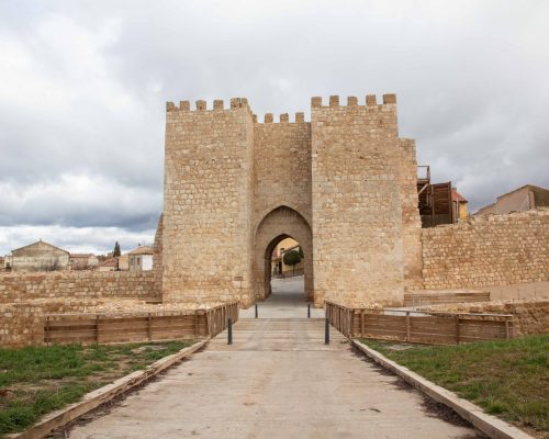 puerta del mercado almazan medieval muralla